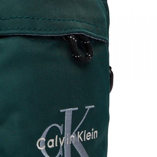 bolsa-transversal-slim-em-nylon-com-logo-em-negrito