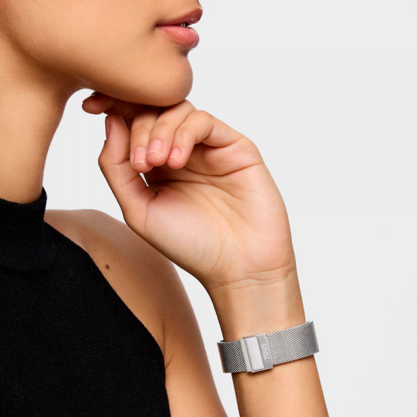 analoge-uhr-mit-rundem-armband-aus-kariertem-edelstahl