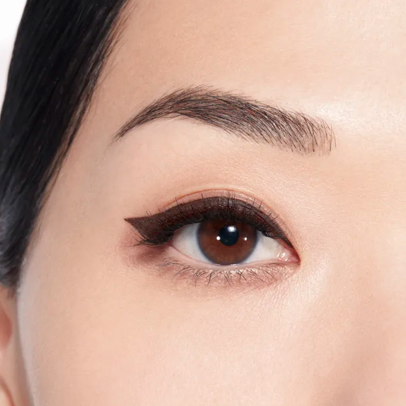 le-liner-de-chanel-eyeliner-hochprazise-langlebige-und-wasserfeste-flussigkeit