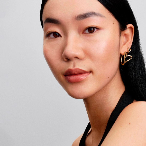 brincos-de-argola-em-formato-de-coracao-pequeno-formato-organico-264359c00