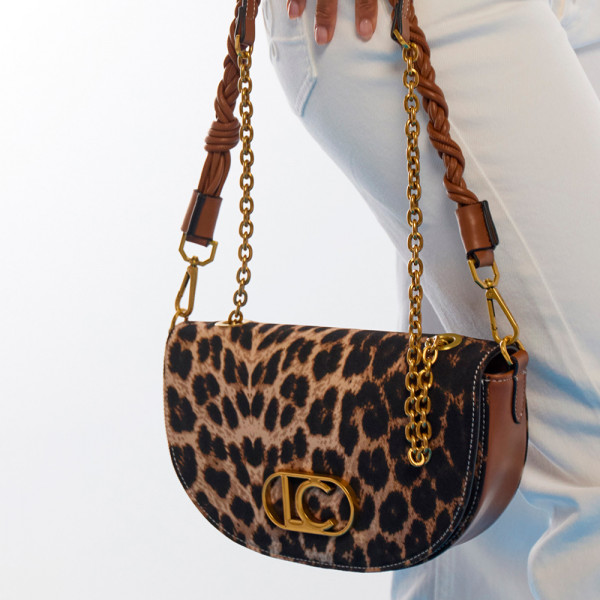 bolsa-meia-lua-com-estampa-de-leopardo-e-detalhes-em-couro-sintetico