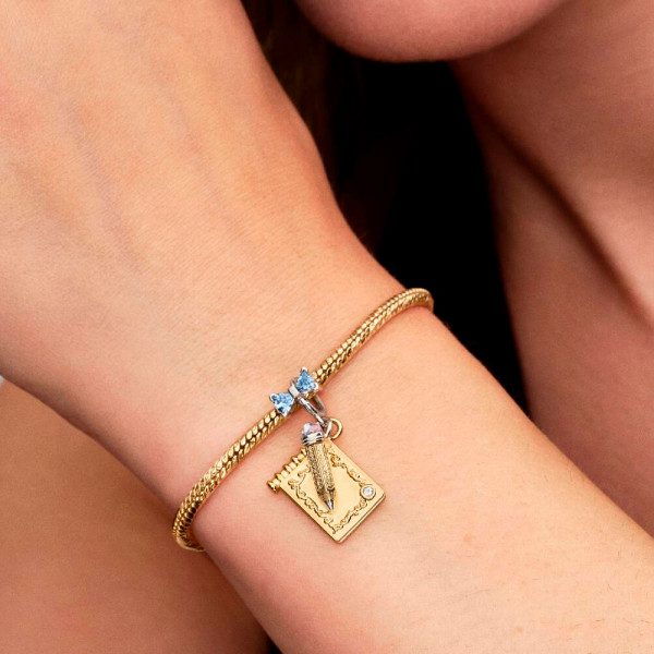 ciondolo-con-ciondolo-a-forma-di-matita-e-invito-al-ballo-bridgerton-764383c01