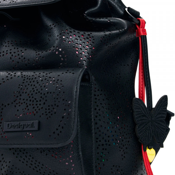 kleiner-gestanzter-rucksack