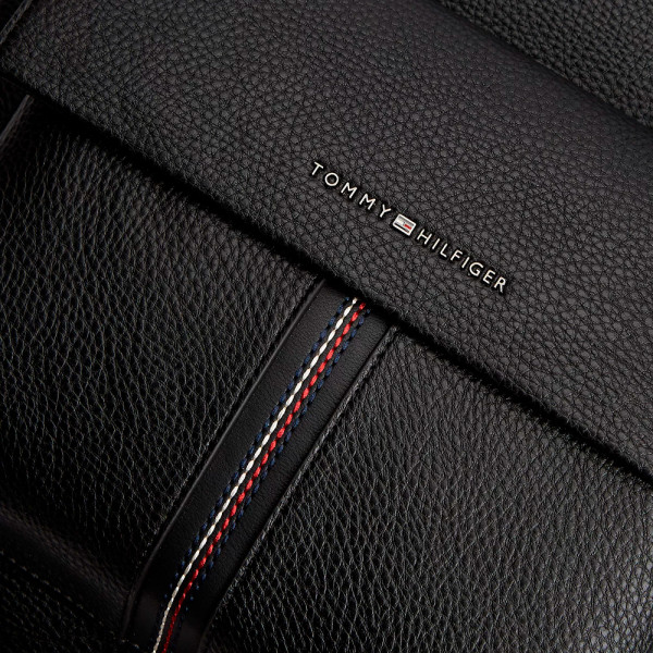 mochila-texturizada-con-bolsillo-de-solapa