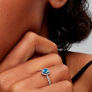 blauer-ring-mit-erhabenem-herzmotiv-198421c10