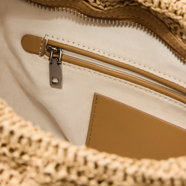 bolsa-oval-media-de-rafia-com-pingentes