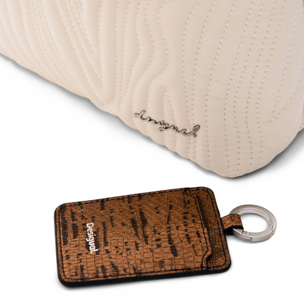 kleiner-rucksack-mit-gravuren