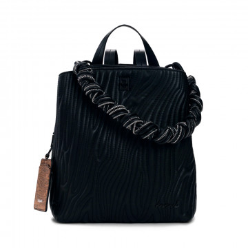 kleiner-rucksack-mit-gepragten-details