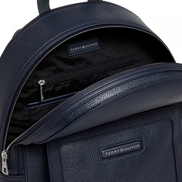 rucksack-mit-modernem-zentraldesign