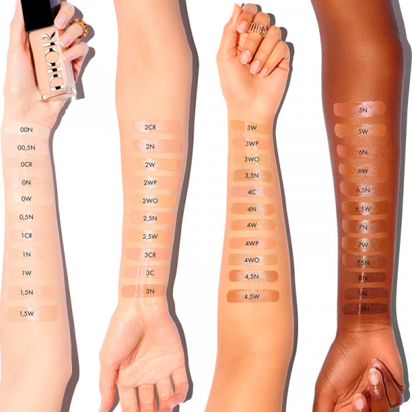 dior-forever-skin-glow-luminous-foundation-holder-i-24-timer-hydrering-i-48-timer-tredobbeltvirkende-behandling-spf-25