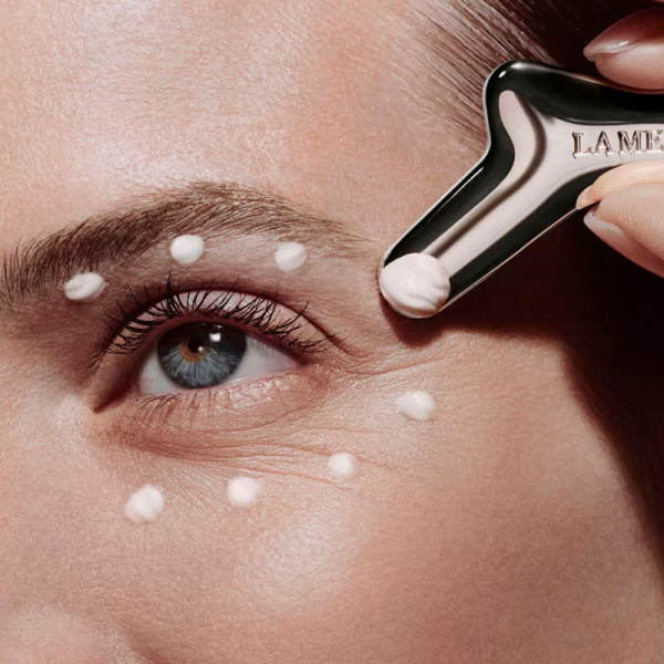 la-creme-de-nuit-rajeunissante-pour-les-yeux-traitement-de-micro-precision-du-contour-des-yeux
