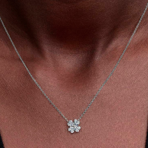 necklace-with-sparkling-lucky-clover-pendant-394502c01