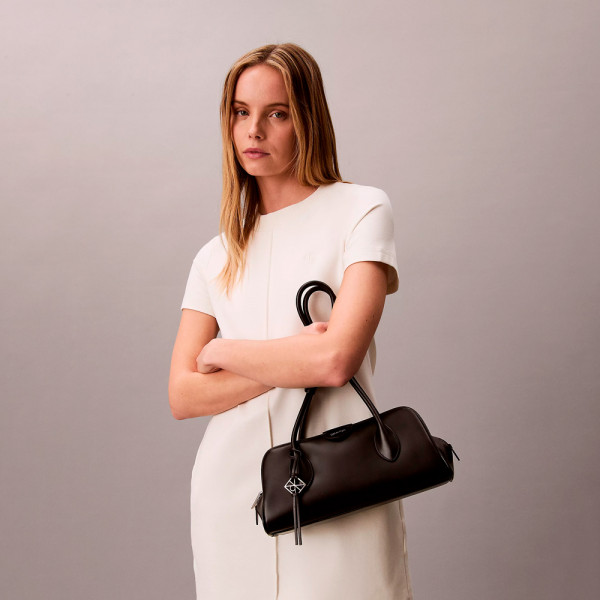 bolsa-de-hombro-pequeno-con-logo-emblematico