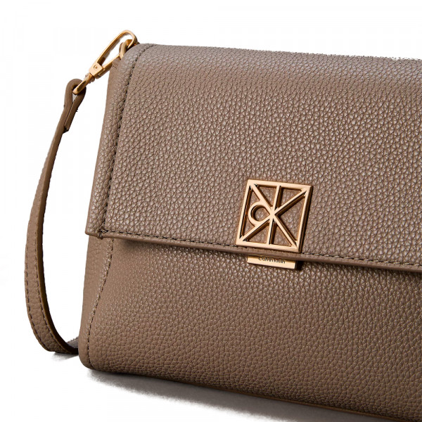 bolsa-de-ombro-com-textura-de-seixos