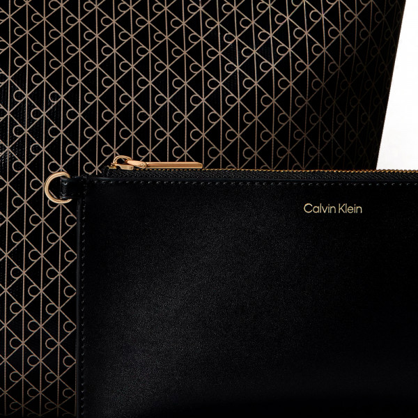 borsa-a-secchiello-con-logo-iconico-su-tutta-la-superficie