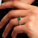 anello-rettangolare-verde-brillante-con-alone-194506c01