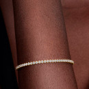 funkelndes-tennisarmband-mit-niveauregulierung-563927c01