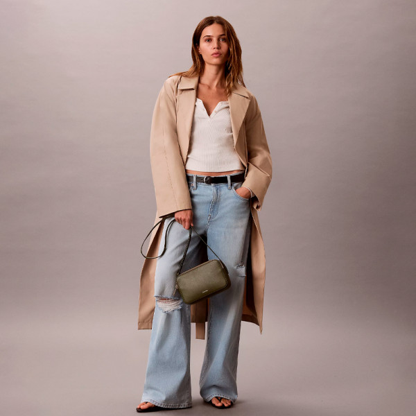 bolso-bandolera-tipo-camara-con-logo-en-lamina