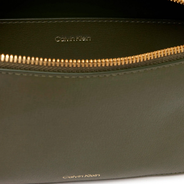 bolso-bandolera-tipo-camara-con-logo-en-lamina