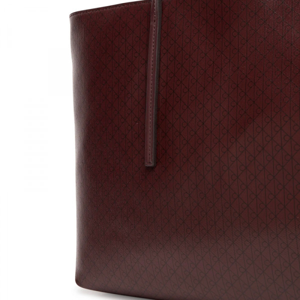 tragetasche-mit-monogramm-logo-und-beutel