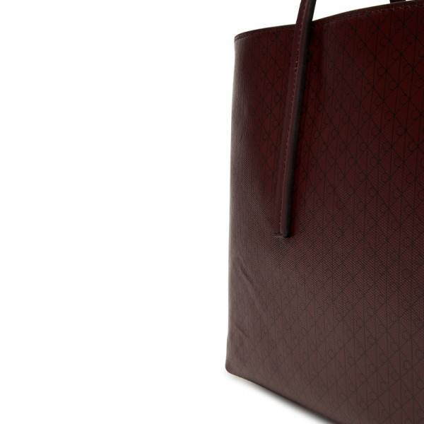 bolso-tote-pequeno-con-logo-monograma-con-bolsito