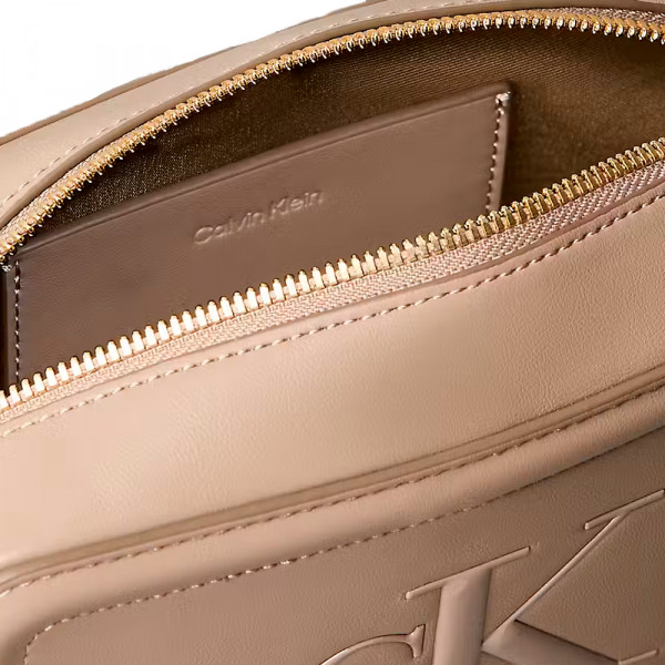 borsa-per-macchina-fotografica-con-monogramma-in-evidenza