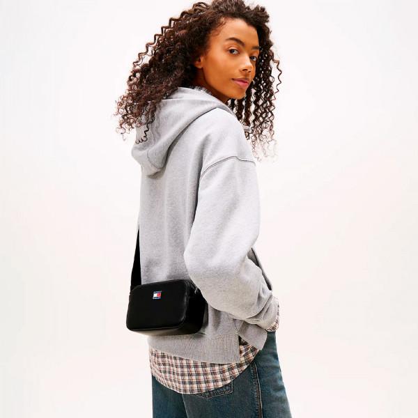 sac-bandouliere-essentiel-avec-logo-en-metal