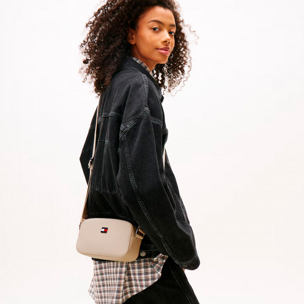 bolso-bandolera-essential-con-logo-metalico