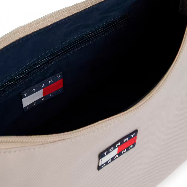 essential-bag-mit-aufschrift-auf-dem-schultergurt