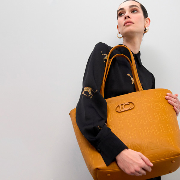 unstrukturierte-einkaufstasche-mit-monogrammstickerei