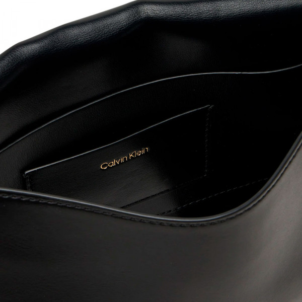 schultertasche-mit-metallkette-und-monogramm-logo