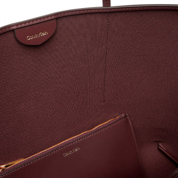 bolso-tote-con-logo-monograma-con-bolsito