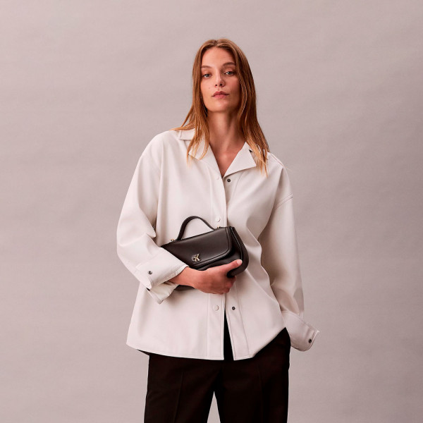 bolso-tote-con-herraje-con-logo-monograma