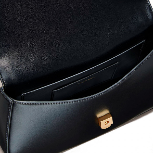 bolso-tote-con-herraje-con-logo-monograma