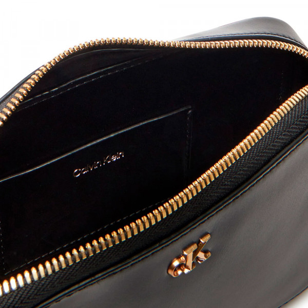 bolso-cruzado-con-herraje-con-logo-monograma