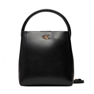 sacktasche-mit-monogramm-logo-und-metallbeschlagen