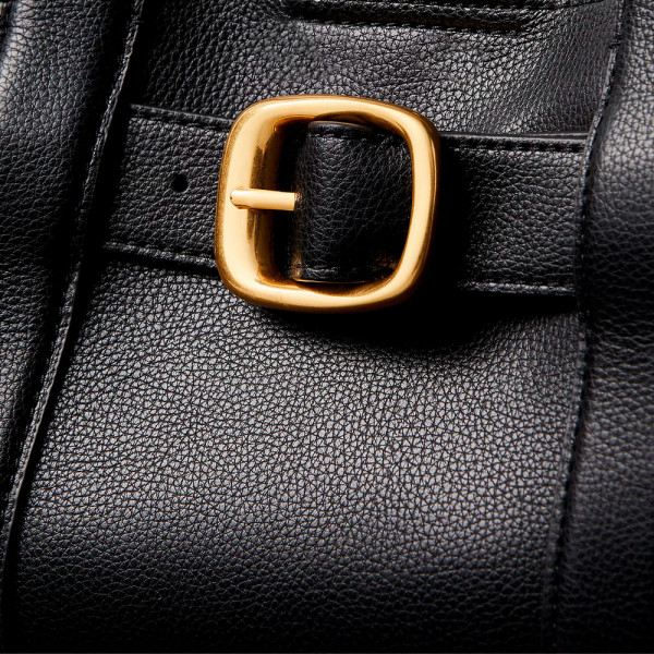 kleine-tragetasche-mit-gurtel