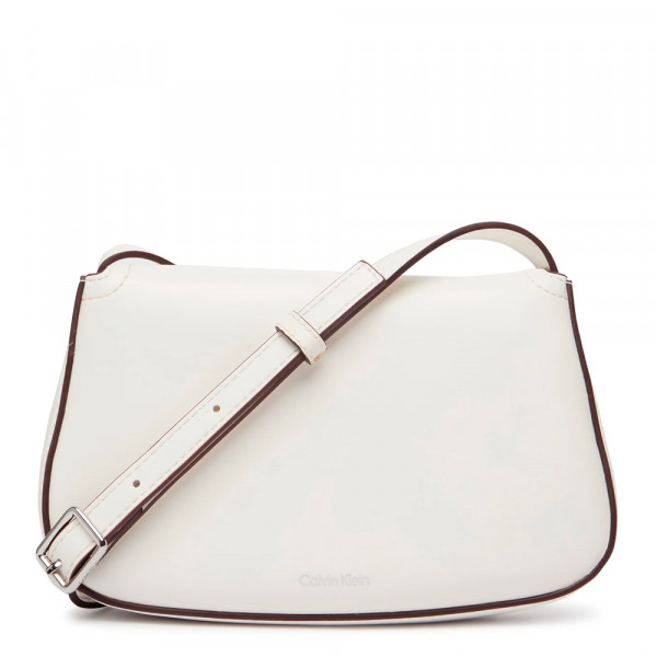 borsa-a-tracolla-stile-macchina-fotografica-con-patta-e-monogramma