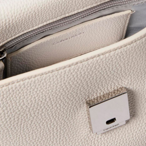 schultertasche-aus-genarbtem-leder