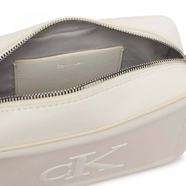 schultertasche-im-kamerastil-mit-markantem-monogramm