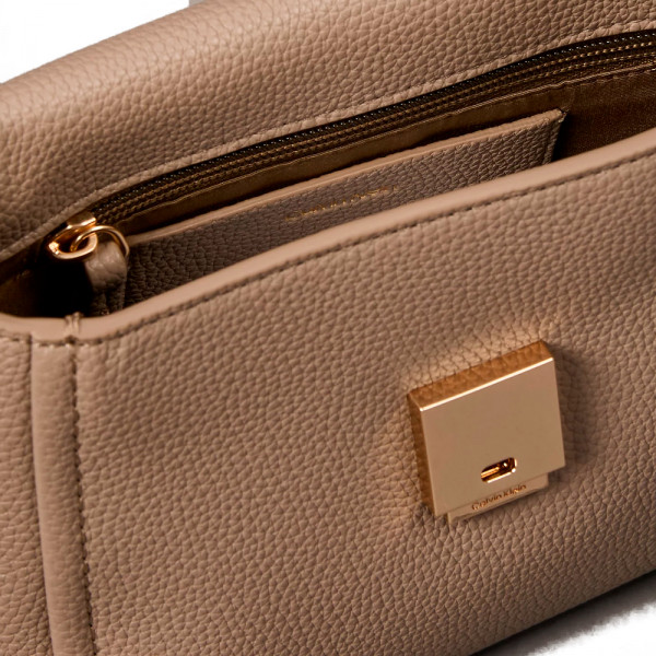 bolsa-de-ombro-com-textura-de-seixos