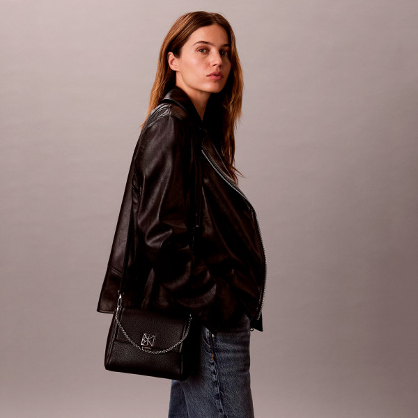 schultertasche-aus-genarbtem-leder