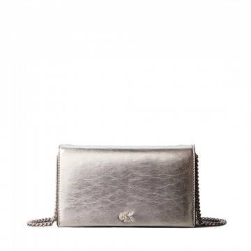 cartera-de-cadena-metalica-con-monograma