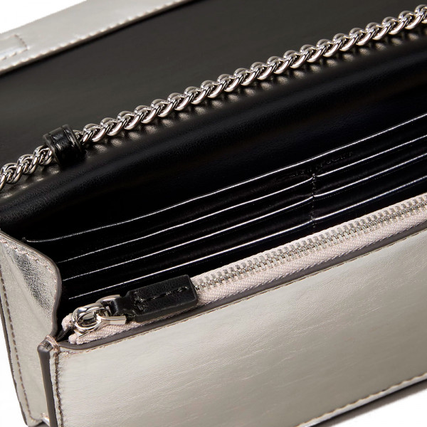 monogrammierte-geldborse-mit-metallkette