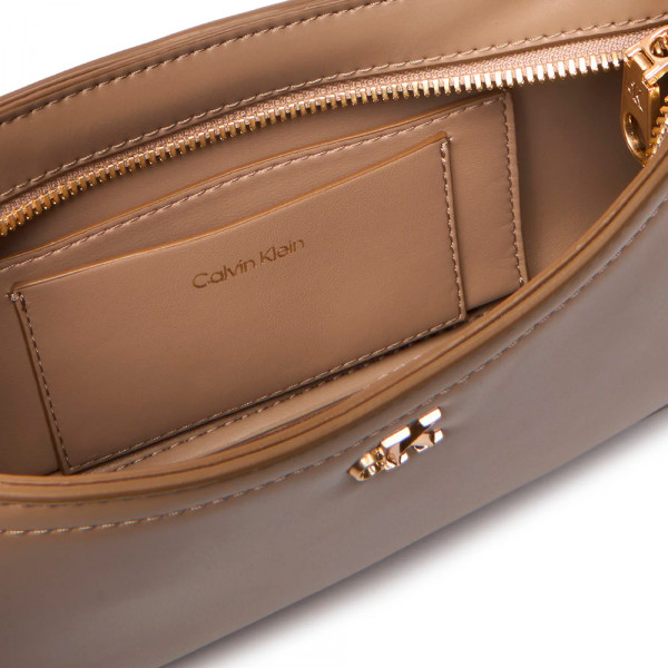 bolso-de-hombro-con-herraje-con-logo-monograma