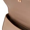 kleine-schultertasche-mit-kettenbeschlagen-und-monogramm-logo