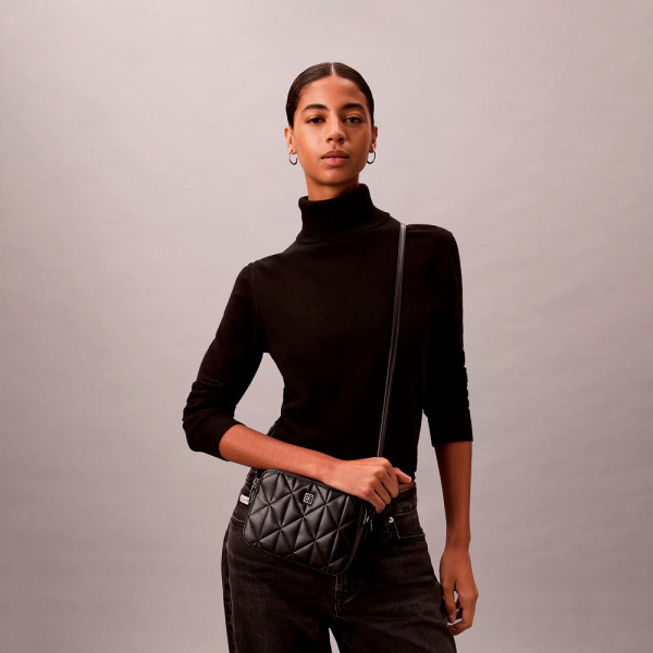 bolsa-de-ombro-acolchoada-com-ziper-duplo-e-logotipo-iconico