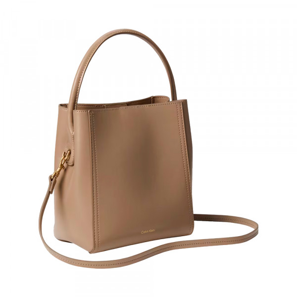 beuteltasche-mit-monogramm-logo-und-beschlagen