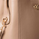 sac-seau-orne-d-un-logo-monogramme-et-d-accessoires-metalliques
