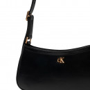 kleine-schultertasche-mit-monogramm-logo